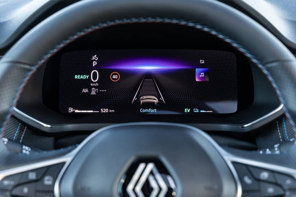 Digitales Cockpit des Renault Captur E-Tech Full Hybrid zeigt Fahrmodus Comfort, Geschwindigkeit und elektrische Reichweite auf moderner Instrumentenanzeige.