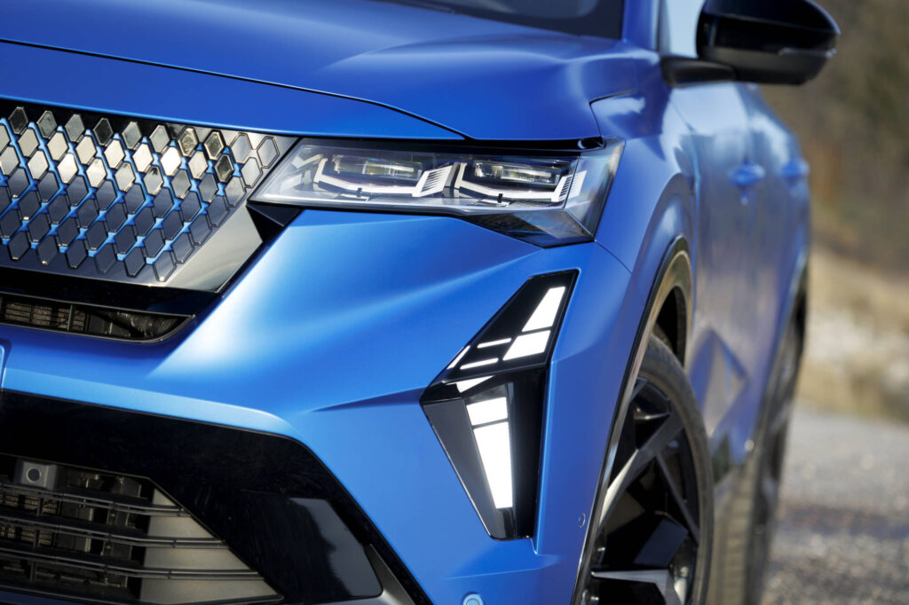 Detailaufnahme der Front des Renault Rafale E-Tech 4x4 300 PS in Atelier Alpine Blau – markantes LED-Lichtdesign und sportlicher Kühlergrill.